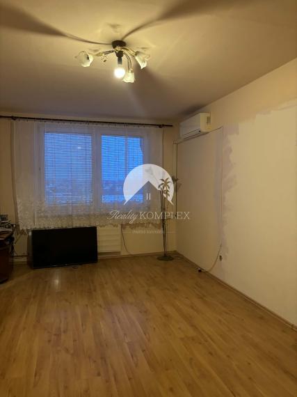 Reality KOMPLEX s.r.o., Vám ponúka na PREDAJ  3 izbový byt s balkónom a krásnym výhľadom na Alžbetin ostrov v Meste Komárno!