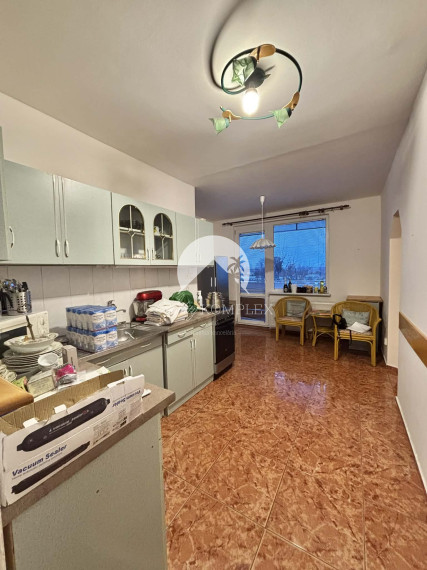 Reality KOMPLEX s.r.o., Vám ponúka na PREDAJ  3 izbový byt s balkónom a krásnym výhľadom na Alžbetin ostrov v Meste Komárno!