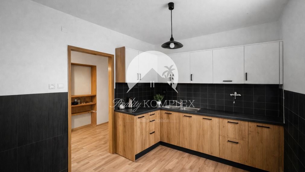 Reality KOMPLEX s.r.o. Vám ponúka POKOJNÉ BÝVANIE V OBJATÍ PRÍRODY – 3-IZBOVÝ BYT V TOPOĽNÍKOCH