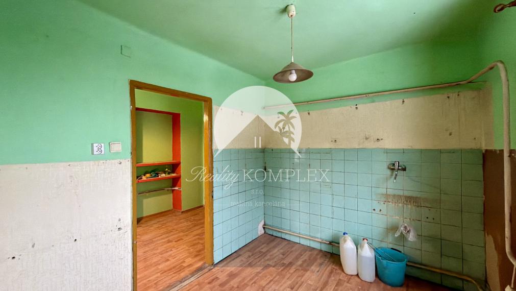 Reality KOMPLEX s.r.o. Vám ponúka POKOJNÉ BÝVANIE V OBJATÍ PRÍRODY – 3-IZBOVÝ BYT V TOPOĽNÍKOCH