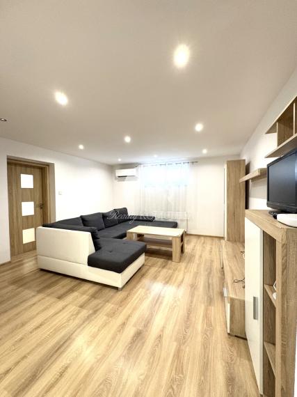 Reality KOMPLEX s.r.o., ponúka na PREDAJ 4 izbový zrekonštruovaný rodinný dom s bazénom v tichej časti KOLÁROVA !!!