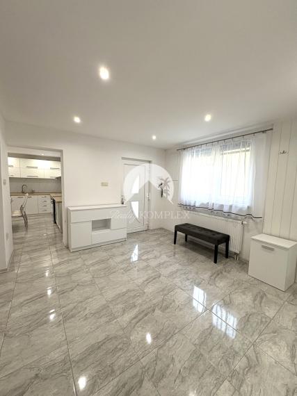 Reality KOMPLEX s.r.o., ponúka na PREDAJ 4 izbový zrekonštruovaný rodinný dom s bazénom v tichej časti KOLÁROVA !!!