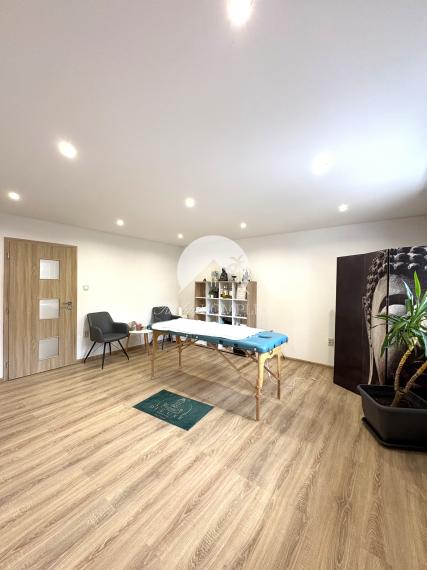 Reality KOMPLEX s.r.o., ponúka na PREDAJ 4 izbový zrekonštruovaný rodinný dom s bazénom v tichej časti KOLÁROVA !!!