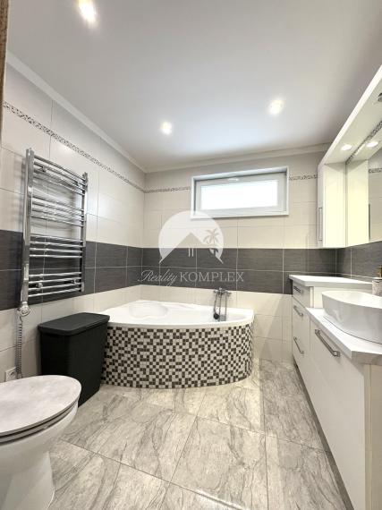 Reality KOMPLEX s.r.o., ponúka na PREDAJ 4 izbový zrekonštruovaný rodinný dom s bazénom v tichej časti KOLÁROVA !!!