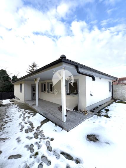 Reality KOMPLEX s.r.o., ponúka na PREDAJ 4 izbový zrekonštruovaný rodinný dom s bazénom v tichej časti KOLÁROVA !!!