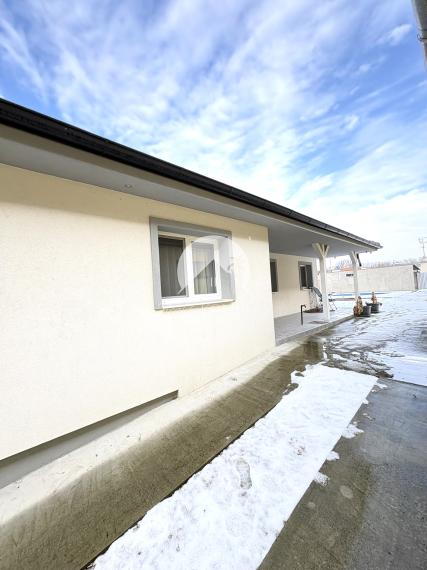 Reality KOMPLEX s.r.o., ponúka na PREDAJ 4 izbový zrekonštruovaný rodinný dom s bazénom v tichej časti KOLÁROVA !!!