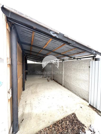 Reality KOMPLEX s.r.o., ponúka na PREDAJ 4 izbový zrekonštruovaný rodinný dom s bazénom v tichej časti KOLÁROVA !!!