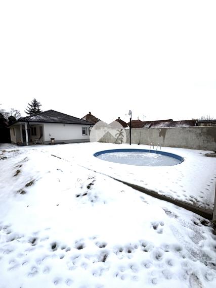 Reality KOMPLEX s.r.o., ponúka na PREDAJ 4 izbový zrekonštruovaný rodinný dom s bazénom v tichej časti KOLÁROVA !!!