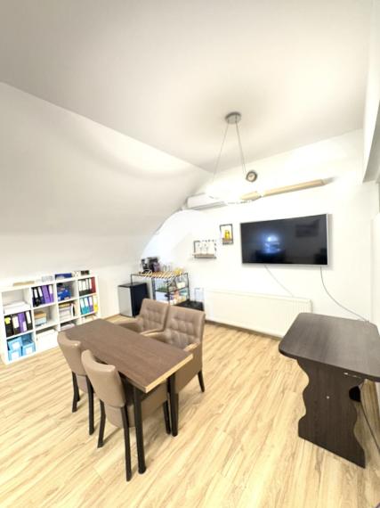 Priestranný a krásne obnovený kancelársky priestor do NÁJMU v centre Komárna!!