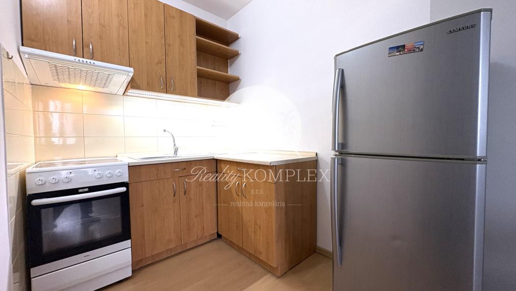 Iba u nás!!! Reality KOMPLEX s.r.o., Vám ponúka od spoľahlivého majiteľa na prenájom, slnečný prerobený 2 izbový byt v dobrej lokalite v Komárne!!!