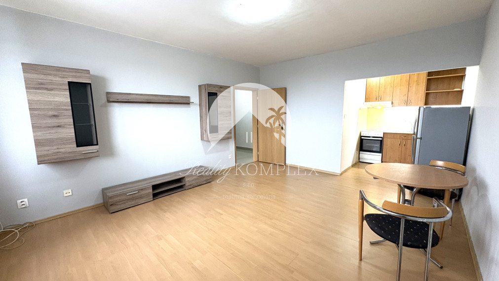 Iba u nás!!! Reality KOMPLEX s.r.o., Vám ponúka od spoľahlivého majiteľa na prenájom, slnečný prerobený 2 izbový byt v dobrej lokalite v Komárne!!!