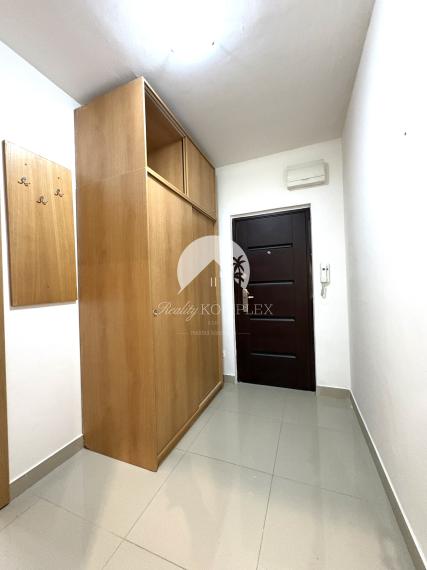 Iba u nás!!! Reality KOMPLEX s.r.o., Vám ponúka od spoľahlivého majiteľa na prenájom, slnečný prerobený 2 izbový byt v dobrej lokalite v Komárne!!!