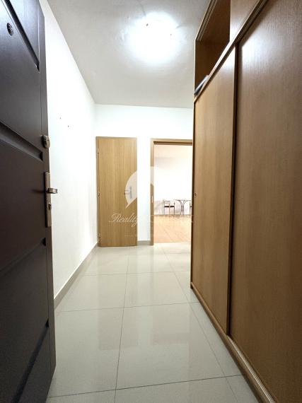 Iba u nás!!! Reality KOMPLEX s.r.o., Vám ponúka od spoľahlivého majiteľa na prenájom, slnečný prerobený 2 izbový byt v dobrej lokalite v Komárne!!!