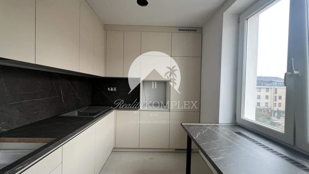 Reality KOMPLEX s.r.o. ponúka na PREDAJ kompletne zrekonštruovaný 2-izbový byt v centre Dunajskej Stredy
