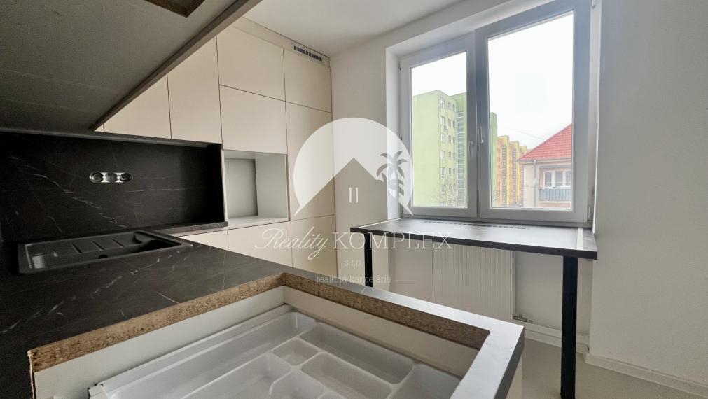 Reality KOMPLEX s.r.o. ponúka na PREDAJ kompletne zrekonštruovaný 2-izbový byt v centre Dunajskej Stredy