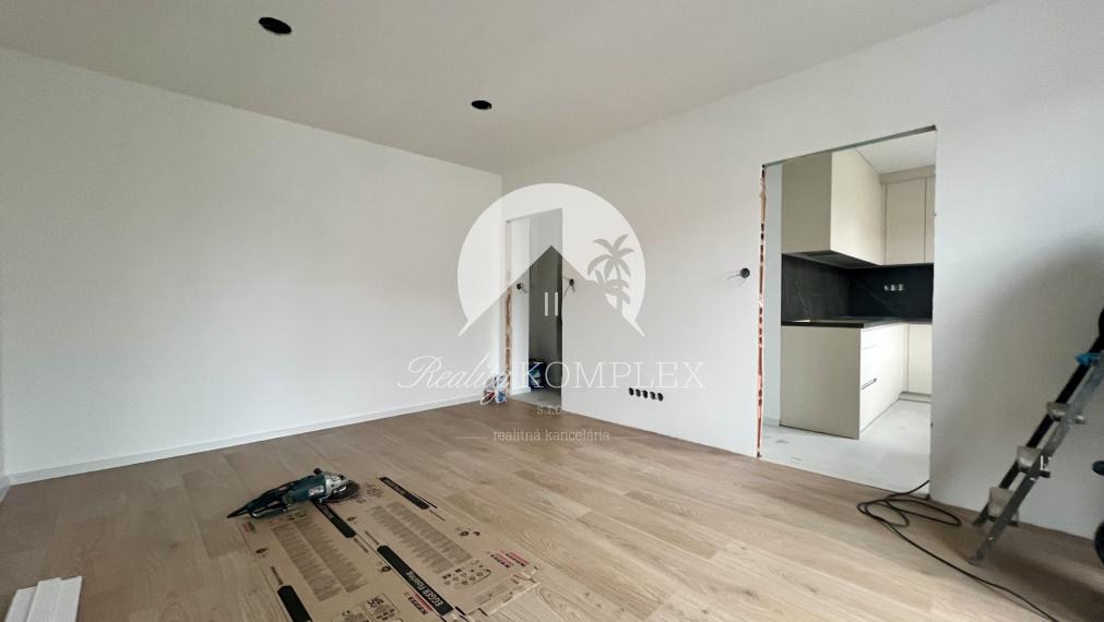 Reality KOMPLEX s.r.o. ponúka na PREDAJ kompletne zrekonštruovaný 2-izbový byt v centre Dunajskej Stredy