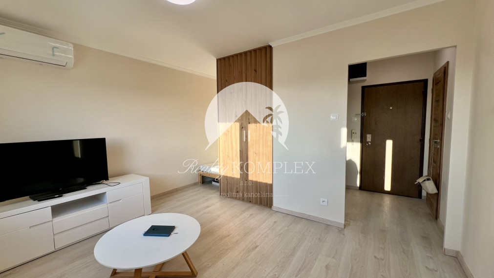 Reality KOMPLEX s.r.o. ponúka na PRENÁJOM krásny 1 izbový byt v centre Dunajskej Stredy!