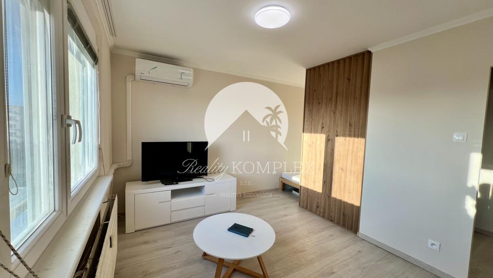 Reality KOMPLEX s.r.o. ponúka na PRENÁJOM krásny 1 izbový byt v centre Dunajskej Stredy!