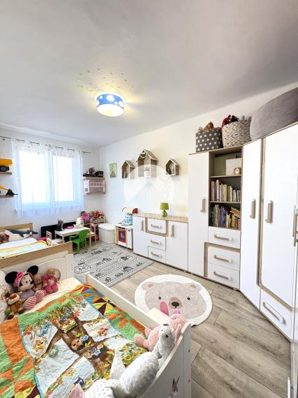 IBA U NÁS !!! Reality KOMPLEX s.r.o. Vám ponúka na PREDAJ tento nádherný, kompletne zrekonštruovaný trojizbový byt s balkónom v Komárne časť Ďulov Dvor !!!