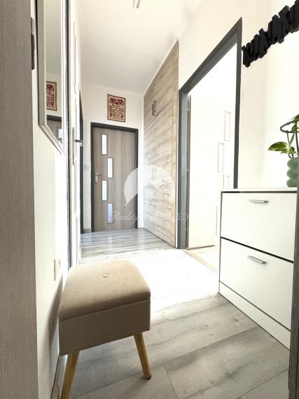 IBA U NÁS !!! Reality KOMPLEX s.r.o. Vám ponúka na PREDAJ tento nádherný, kompletne zrekonštruovaný trojizbový byt s balkónom v Komárne časť Ďulov Dvor !!!