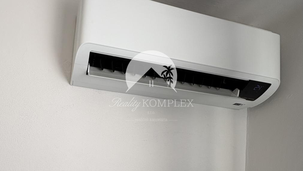 IBA U NÁS !!! Reality KOMPLEX s.r.o. Vám ponúka na PREDAJ tento nádherný, kompletne zrekonštruovaný trojizbový byt s balkónom v Komárne časť Ďulov Dvor !!!