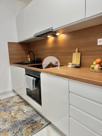 Iba u nás Vám Reality KOMPLEX s.r.o., ponúka na prenájom exkluzívny, nadštandardne zariadený trojizbový byt v atraktívnej lokalite, vmeste Šurany.