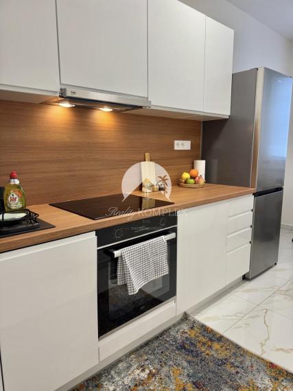 Iba u nás Vám Reality KOMPLEX s.r.o., ponúka na prenájom exkluzívny, nadštandardne zariadený trojizbový byt v atraktívnej lokalite, vmeste Šurany.