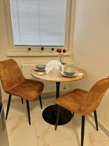 Iba u nás Vám Reality KOMPLEX s.r.o., ponúka na prenájom exkluzívny, nadštandardne zariadený trojizbový byt v atraktívnej lokalite, vmeste Šurany.