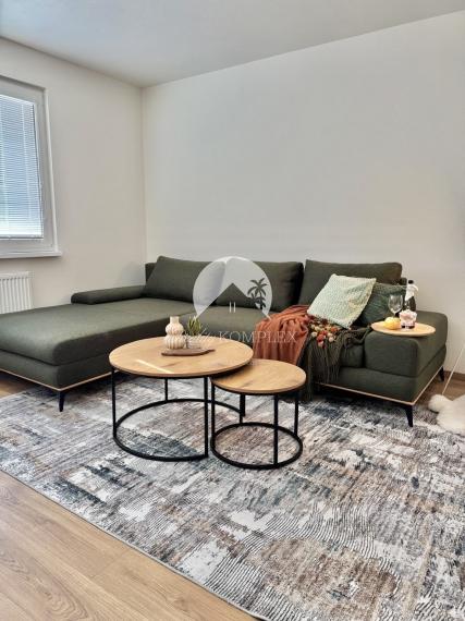 Iba u nás Vám Reality KOMPLEX s.r.o., ponúka na prenájom exkluzívny, nadštandardne zariadený trojizbový byt v atraktívnej lokalite, vmeste Šurany.