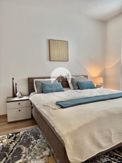 Iba u nás Vám Reality KOMPLEX s.r.o., ponúka na prenájom exkluzívny, nadštandardne zariadený trojizbový byt v atraktívnej lokalite, vmeste Šurany.