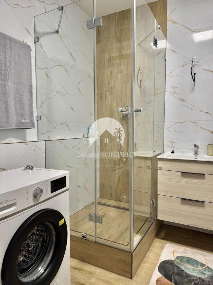 Iba u nás Vám Reality KOMPLEX s.r.o., ponúka na prenájom exkluzívny, nadštandardne zariadený trojizbový byt v atraktívnej lokalite, vmeste Šurany.