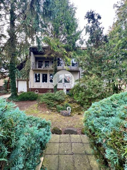 Reality KOMPLEX s.r.o. Vám ponúka na predaj priestranný rodinný dom s veľkým pozemkom v obci Chotín