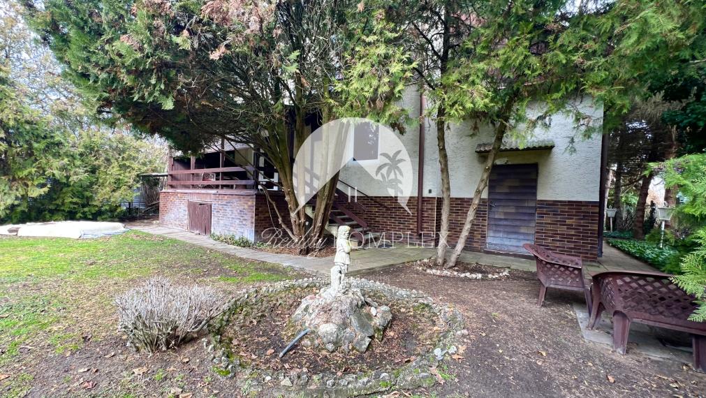 Reality KOMPLEX s.r.o. Vám ponúka na predaj priestranný rodinný dom s veľkým pozemkom v obci Chotín