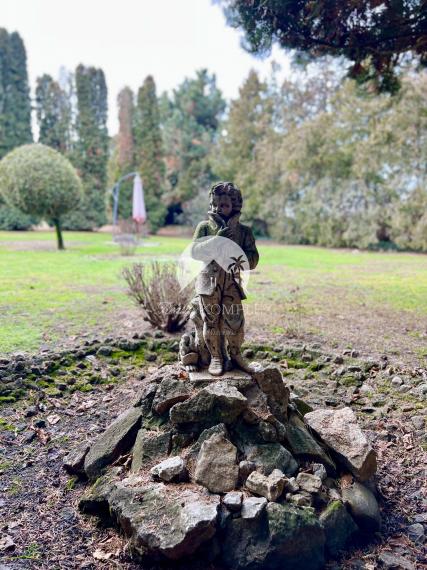 Reality KOMPLEX s.r.o. Vám ponúka na predaj priestranný rodinný dom s veľkým pozemkom v obci Chotín