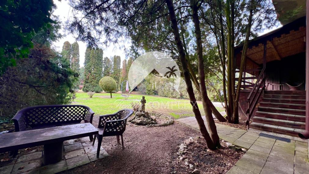 Reality KOMPLEX s.r.o. Vám ponúka na predaj priestranný rodinný dom s veľkým pozemkom v obci Chotín