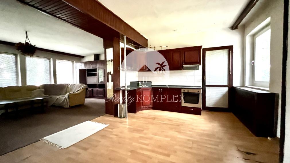 Reality KOMPLEX s.r.o. Vám ponúka na predaj priestranný rodinný dom s veľkým pozemkom v obci Chotín