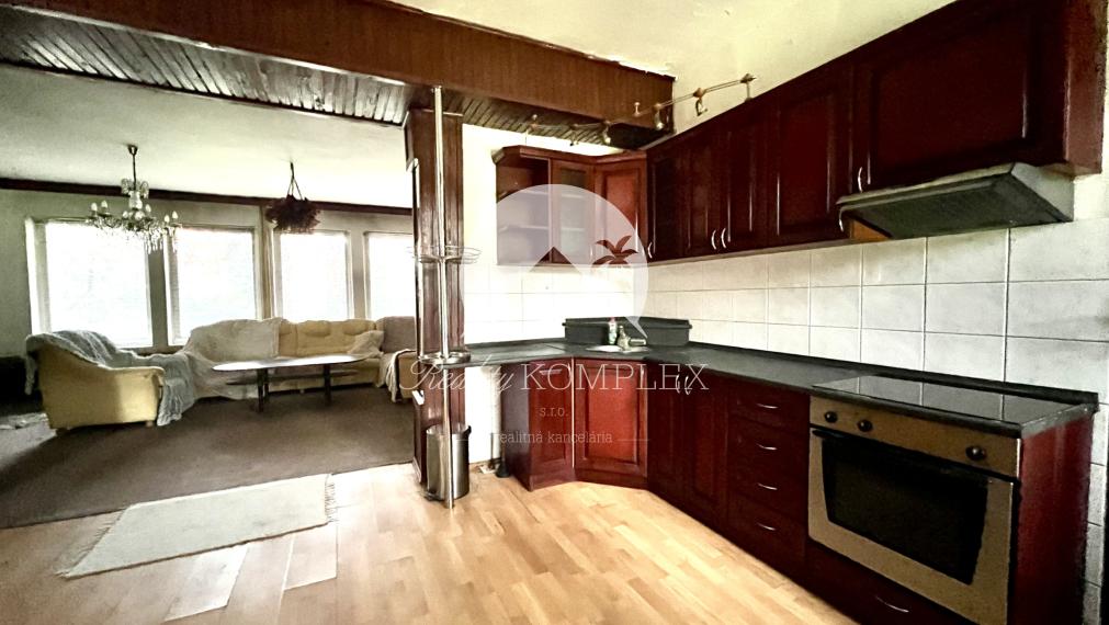 Reality KOMPLEX s.r.o. Vám ponúka na predaj priestranný rodinný dom s veľkým pozemkom v obci Chotín