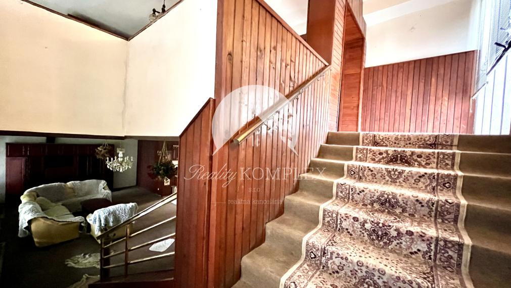 Reality KOMPLEX s.r.o. Vám ponúka na predaj priestranný rodinný dom s veľkým pozemkom v obci Chotín