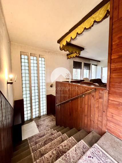 Reality KOMPLEX s.r.o. Vám ponúka na predaj priestranný rodinný dom s veľkým pozemkom v obci Chotín