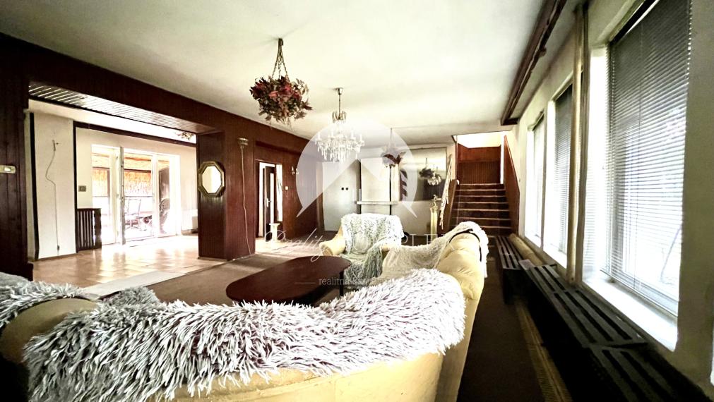 Reality KOMPLEX s.r.o. Vám ponúka na predaj priestranný rodinný dom s veľkým pozemkom v obci Chotín