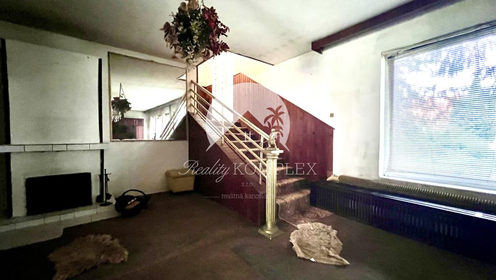 Reality KOMPLEX s.r.o. Vám ponúka na predaj priestranný rodinný dom s veľkým pozemkom v obci Chotín