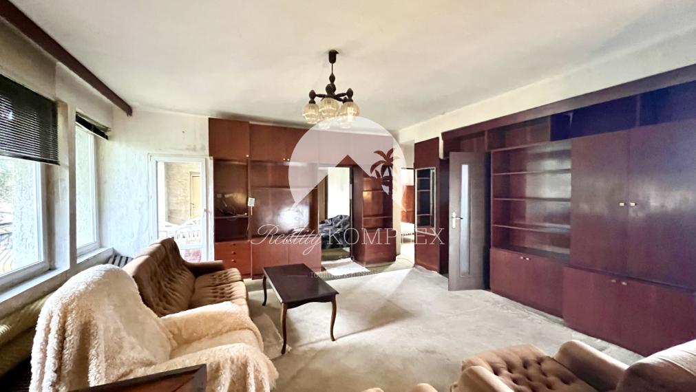 Reality KOMPLEX s.r.o. Vám ponúka na predaj priestranný rodinný dom s veľkým pozemkom v obci Chotín