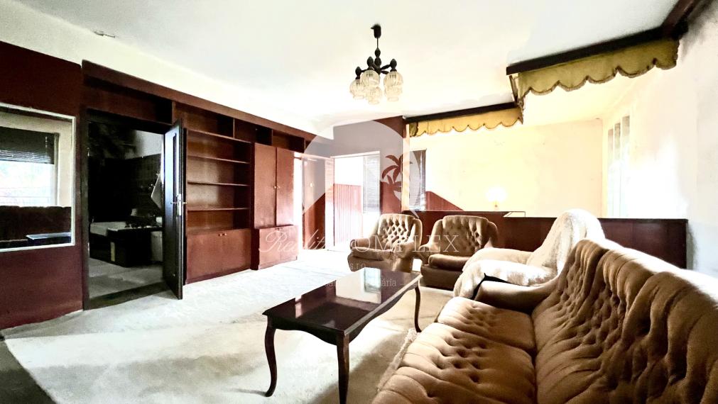 Reality KOMPLEX s.r.o. Vám ponúka na predaj priestranný rodinný dom s veľkým pozemkom v obci Chotín