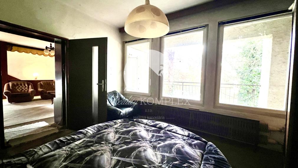 Reality KOMPLEX s.r.o. Vám ponúka na predaj priestranný rodinný dom s veľkým pozemkom v obci Chotín