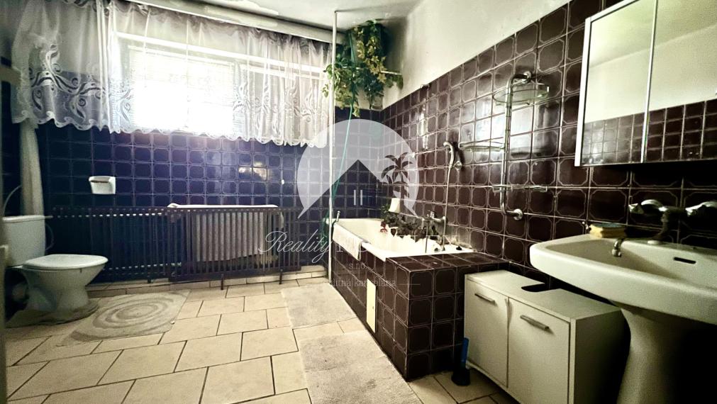 Reality KOMPLEX s.r.o. Vám ponúka na predaj priestranný rodinný dom s veľkým pozemkom v obci Chotín