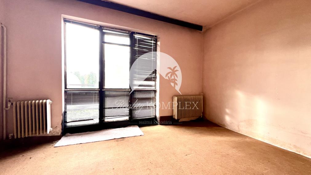 Reality KOMPLEX s.r.o. Vám ponúka na predaj priestranný rodinný dom s veľkým pozemkom v obci Chotín