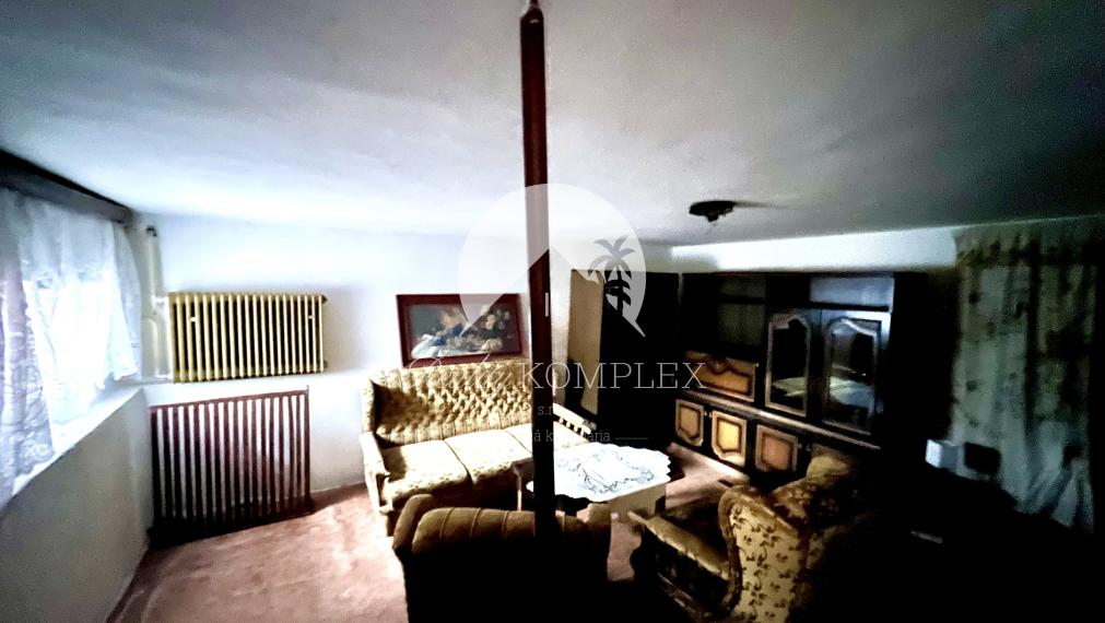 Reality KOMPLEX s.r.o. Vám ponúka na predaj priestranný rodinný dom s veľkým pozemkom v obci Chotín