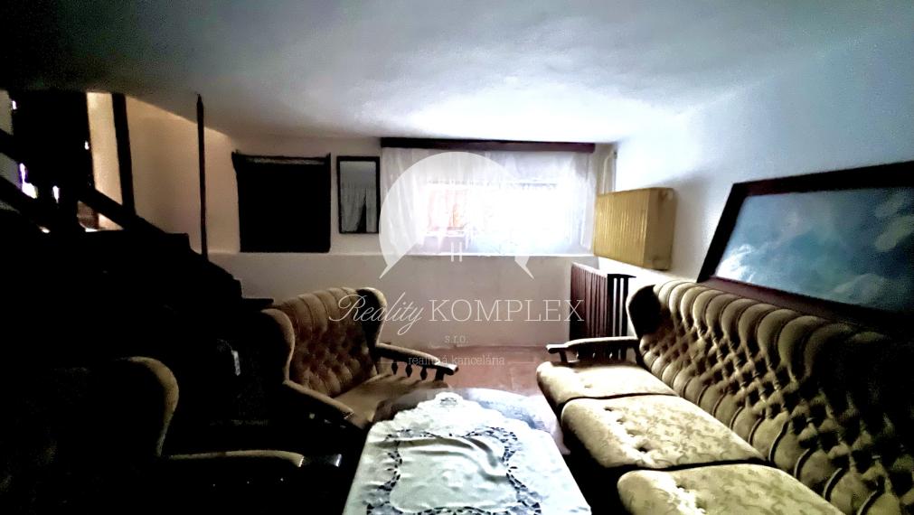 Reality KOMPLEX s.r.o. Vám ponúka na predaj priestranný rodinný dom s veľkým pozemkom v obci Chotín