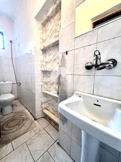 Reality KOMPLEX s.r.o. Vám ponúka na predaj priestranný rodinný dom s veľkým pozemkom v obci Chotín