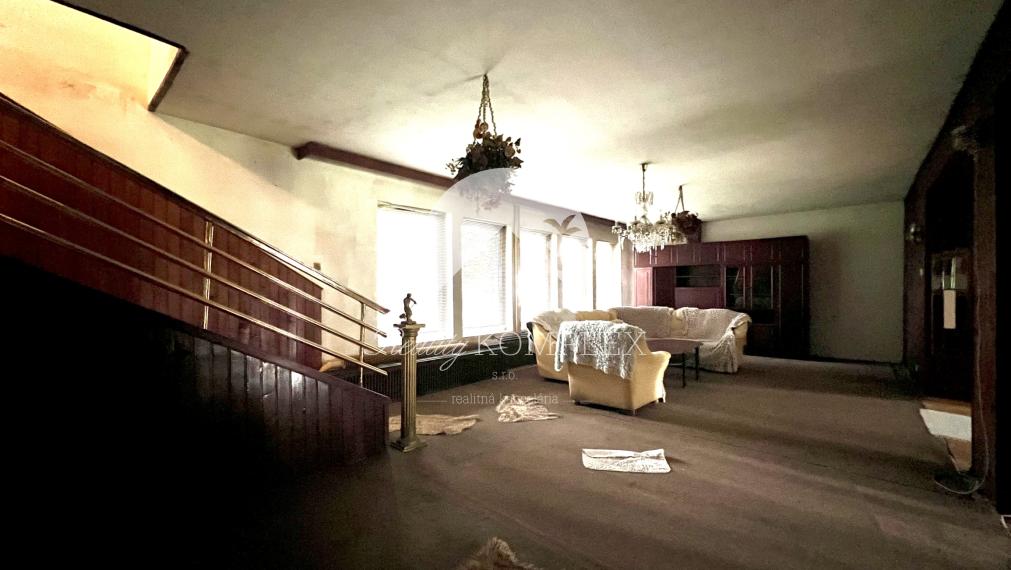 Reality KOMPLEX s.r.o. Vám ponúka na predaj priestranný rodinný dom s veľkým pozemkom v obci Chotín